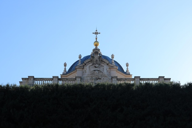 Vista a basso angolo della chiesa contro un cielo blu limpido