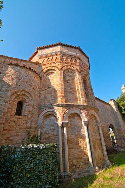 Vista a basso angolo della chiesa contro un cielo limpido