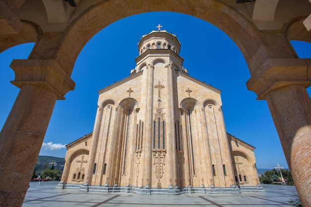 Vista a basso angolo della chiesa storica contro un cielo blu limpido