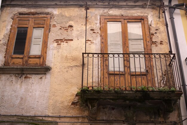 Vista a basso angolo della finestra di un vecchio edificio