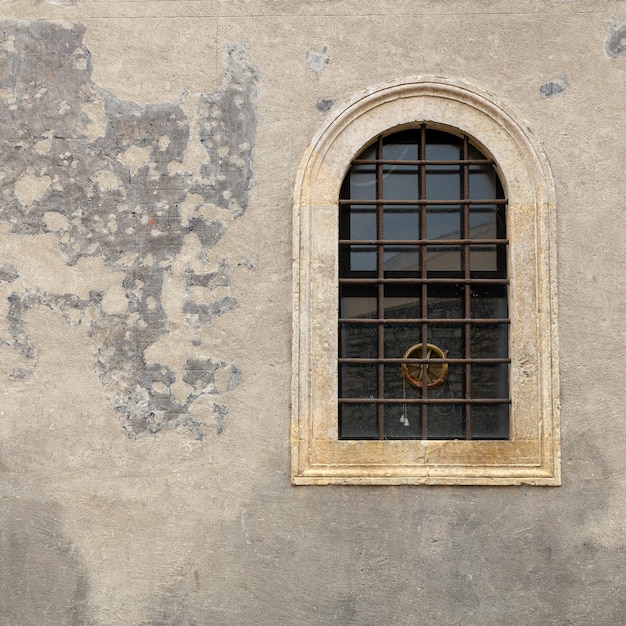 Vista a basso angolo della finestra sulla parete dell'edificio