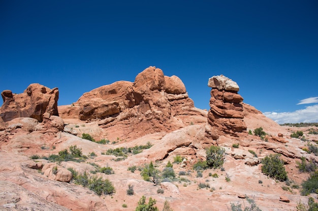 Vista a basso angolo della formazione rocciosa contro il cielo blu al parco nazionale di Arches