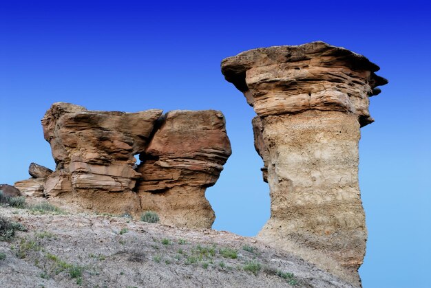 Vista a basso angolo della formazione rocciosa contro il cielo blu