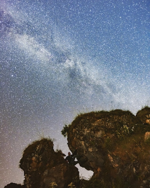 Vista a basso angolo della formazione rocciosa contro il cielo stellato