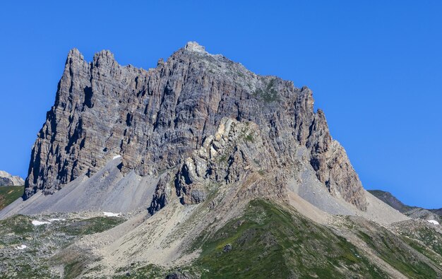 Vista a basso angolo della formazione rocciosa contro un cielo blu limpido