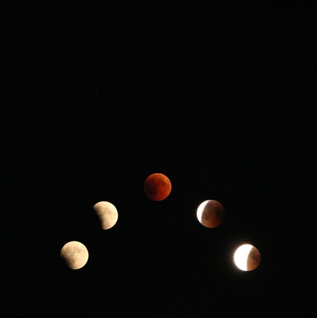 Vista a basso angolo della luna contro il cielo notturno