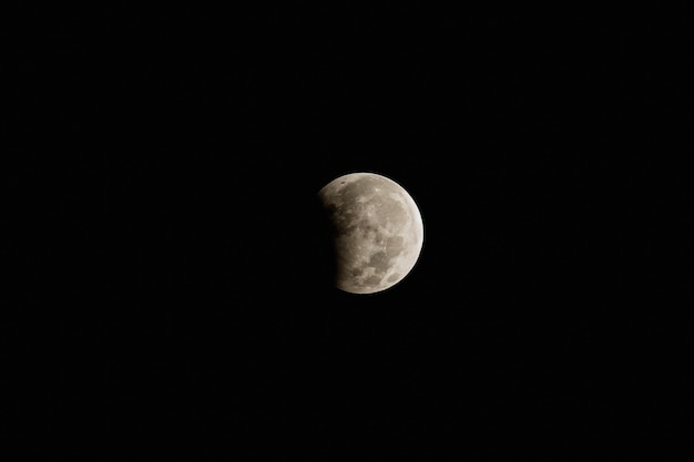 Vista a basso angolo della luna contro un cielo limpido di notte