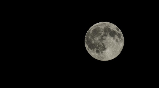 Vista a basso angolo della luna contro un cielo scuro