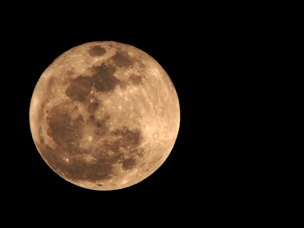 Vista a basso angolo della luna nel cielo notturno