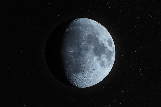Vista a basso angolo della luna piena nel cielo