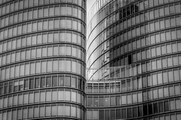 Vista a basso angolo della moderna torre degli uffici in cielo