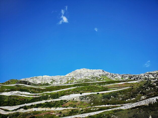 Vista a basso angolo della montagna contro il cielo blu