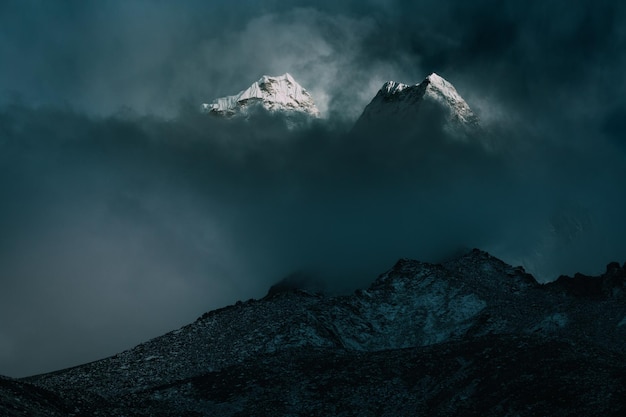 Vista a basso angolo della montagna contro il cielo