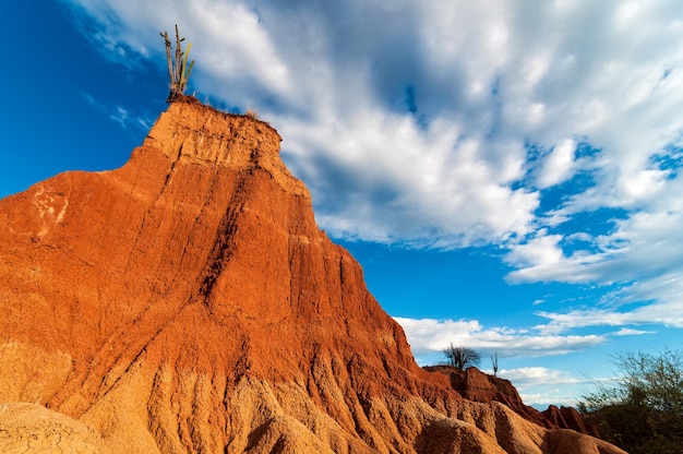 Vista a basso angolo della montagna contro il cielo