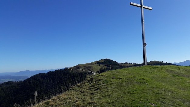 Vista a basso angolo della montagna contro un cielo blu limpido