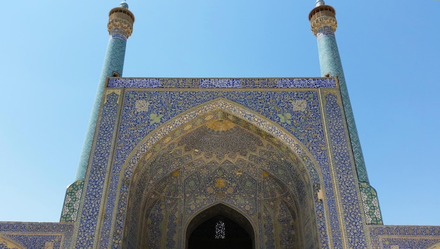 Vista a basso angolo della moschea contro un cielo blu limpido