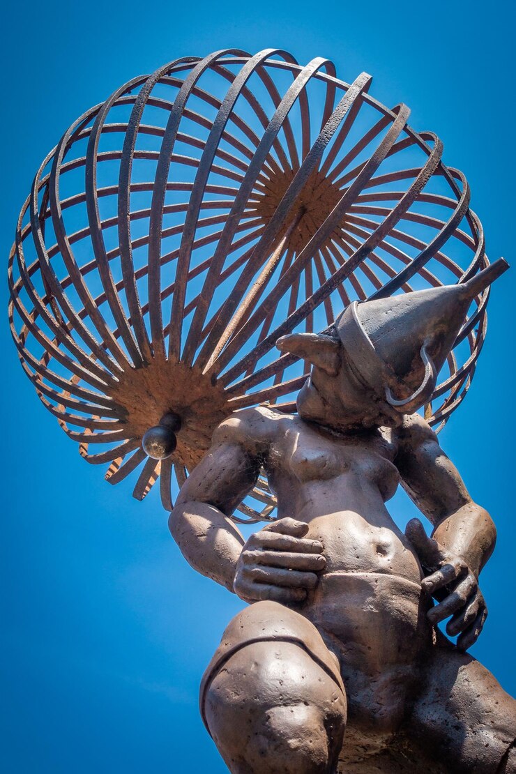 Foto vista a basso angolo della scultura contro il cielo blu