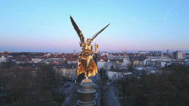 Vista a basso angolo della statua contro gli edifici della città