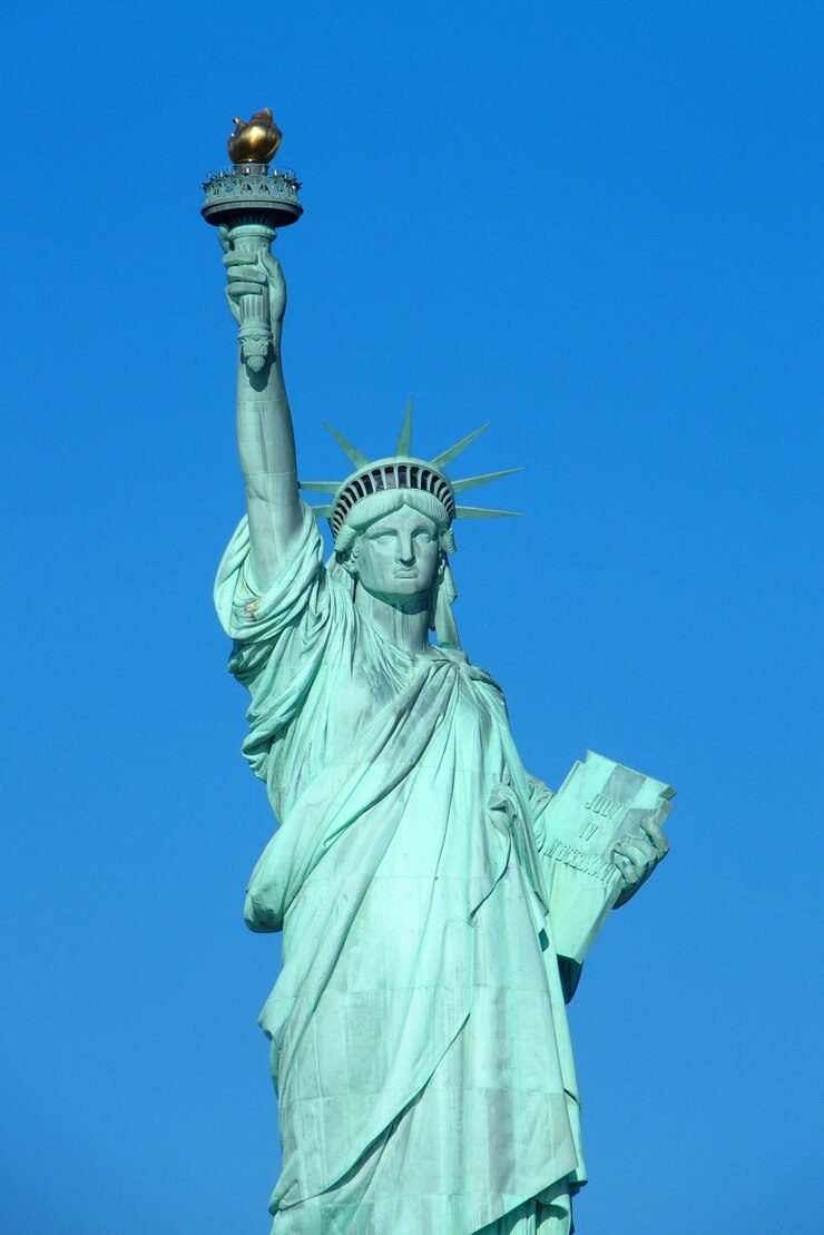Foto vista a basso angolo della statua contro il cielo blu