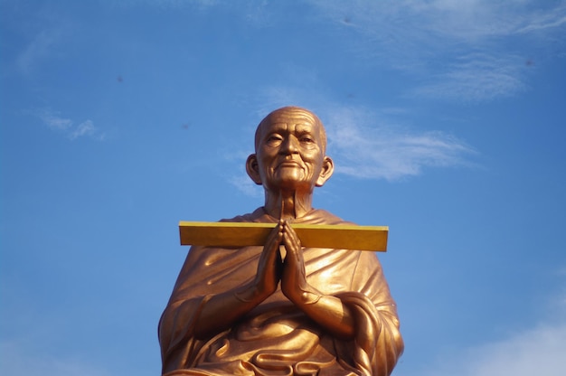 Vista a basso angolo della statua contro il cielo blu