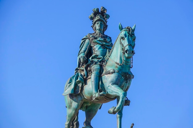 Vista a basso angolo della statua contro il cielo blu