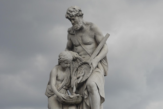 Vista a basso angolo della statua contro il cielo nuvoloso al crepuscolo