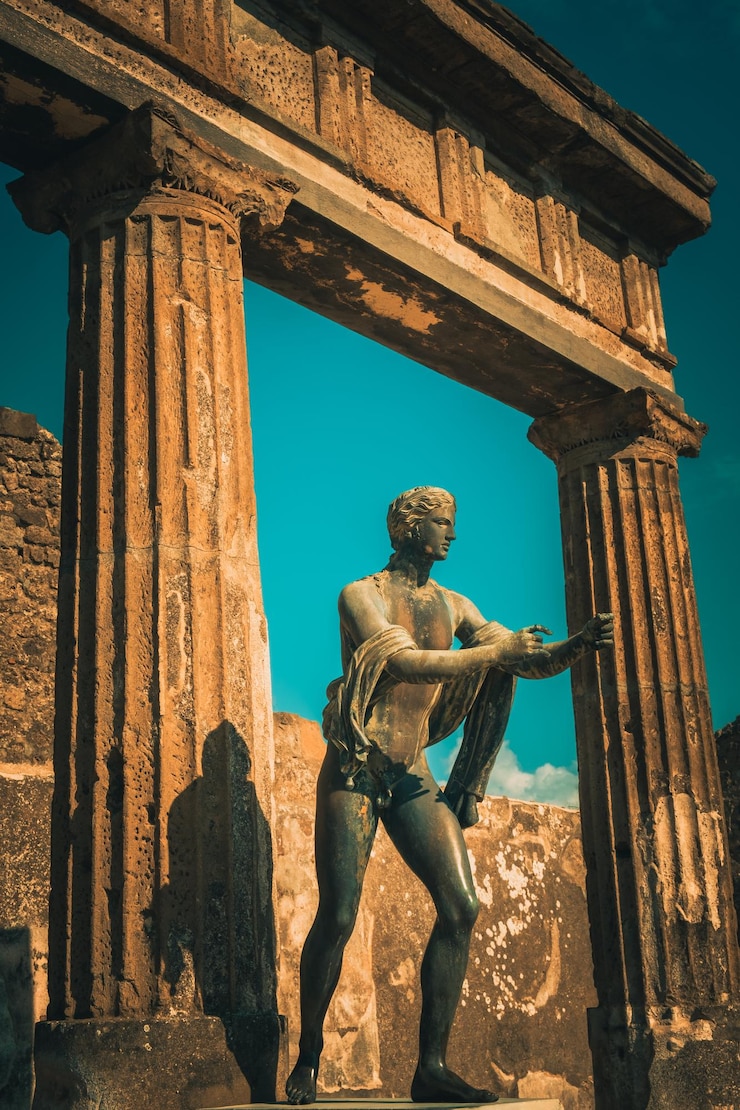 Foto vista a basso angolo della statua contro il vecchio edificio