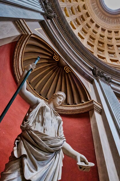 Vista a basso angolo della statua contro l'edificio