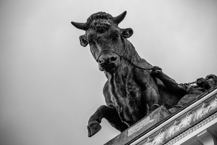 Foto vista a basso angolo della statua di cavallo contro un cielo limpido