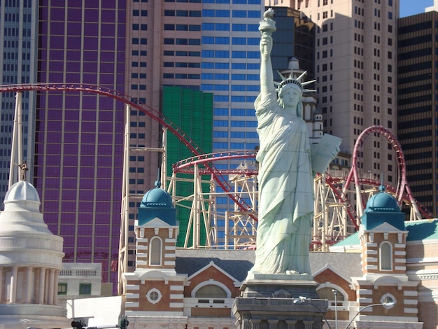 Vista a basso angolo della statua in città