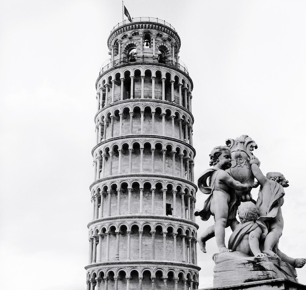 Vista a basso angolo della statua