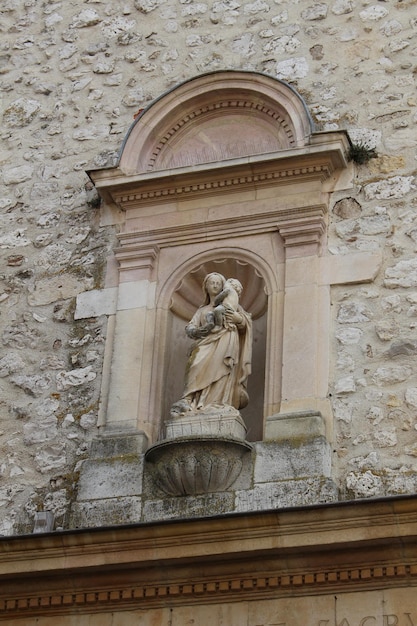 Vista a basso angolo della statua