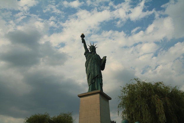 Vista a basso angolo della statua