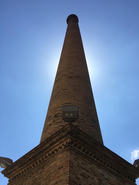 Vista a basso angolo della torre contro un cielo blu limpido