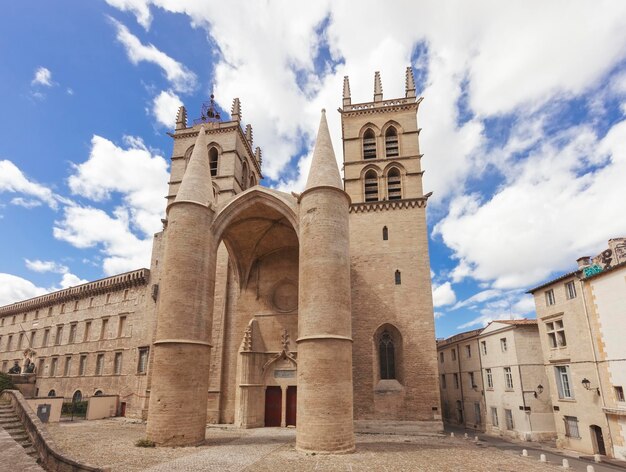 Vista a basso angolo della torre dell'orologio contro il cielo