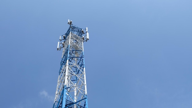 Vista a basso angolo della torre di comunicazione contro il cielo blu