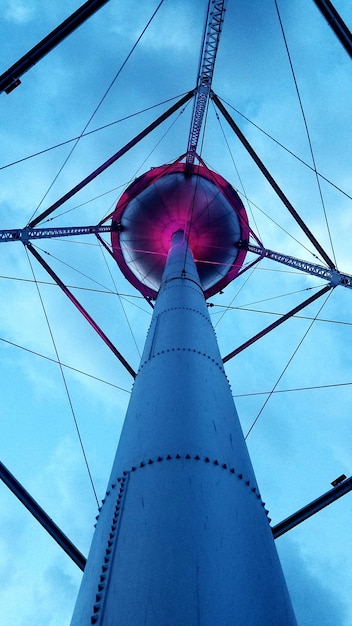 Vista a basso angolo della torre di comunicazione contro il cielo