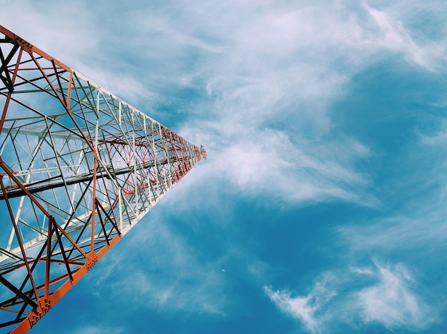 Vista a basso angolo della torre di comunicazione contro il cielo