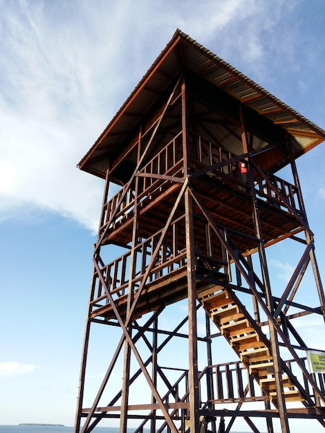 Vista a basso angolo della torre di osservazione contro il cielo