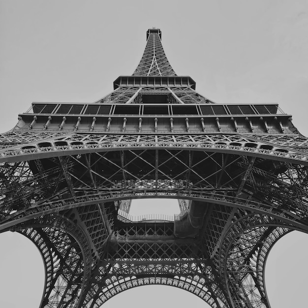 Vista a basso angolo della Torre Eiffel contro un cielo limpido in città