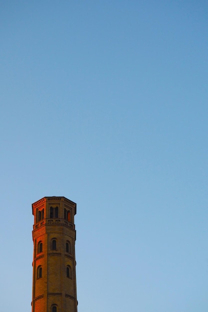 Vista a basso angolo della torre storica contro un cielo limpido