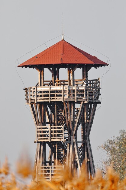 Vista a basso angolo della vecchia torre contro un cielo limpido