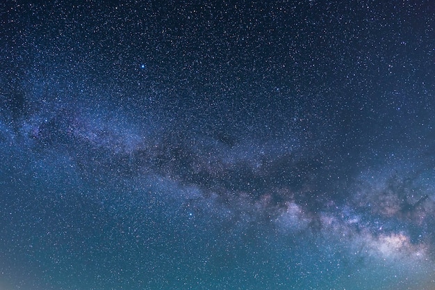 Vista a basso angolo della Via Lattea nel cielo notturno