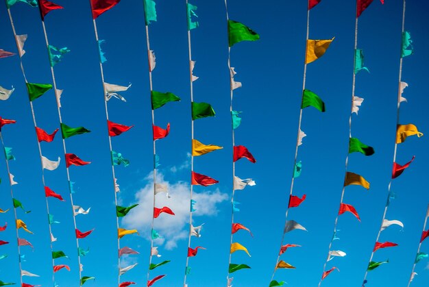 Vista a basso angolo delle bandiere contro il cielo blu