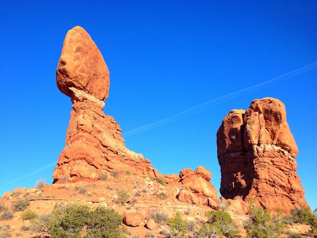 Vista a basso angolo delle formazioni rocciose contro il cielo blu