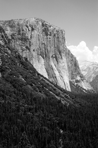 Vista a basso angolo delle formazioni rocciose contro il cielo