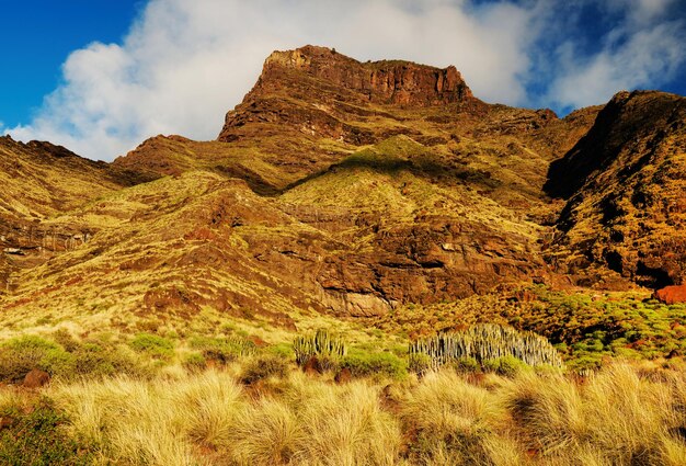 Vista a basso angolo delle montagne contro il cielo alle isole Canarie