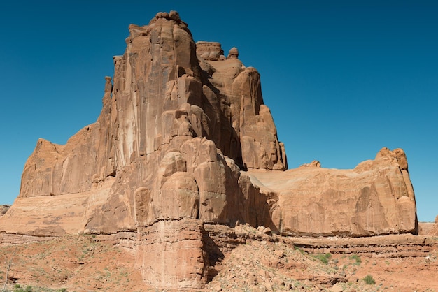 Vista a basso angolo delle montagne rocciose contro un cielo blu chiaro in una giornata di sole