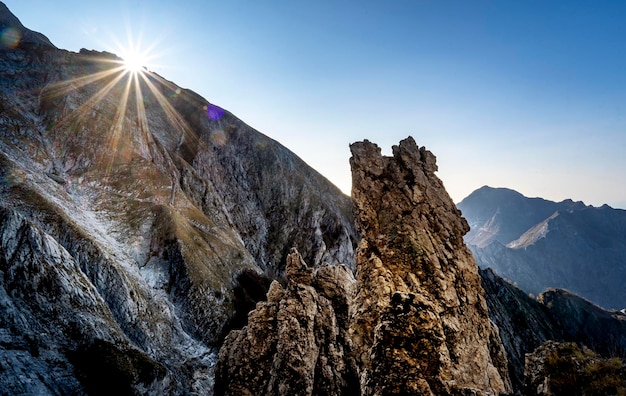 Vista a basso angolo delle montagne rocciose contro un cielo limpido