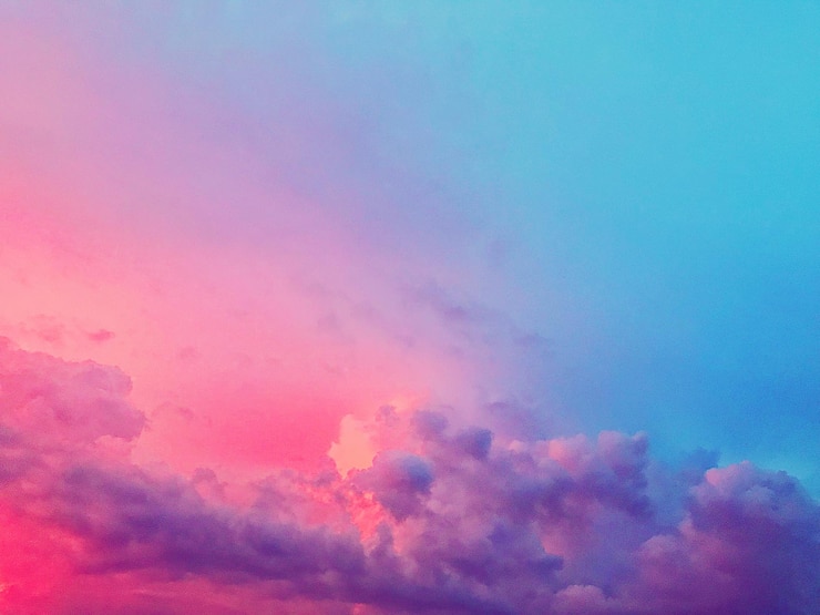 Foto vista a basso angolo delle nuvole nel cielo durante il tramonto